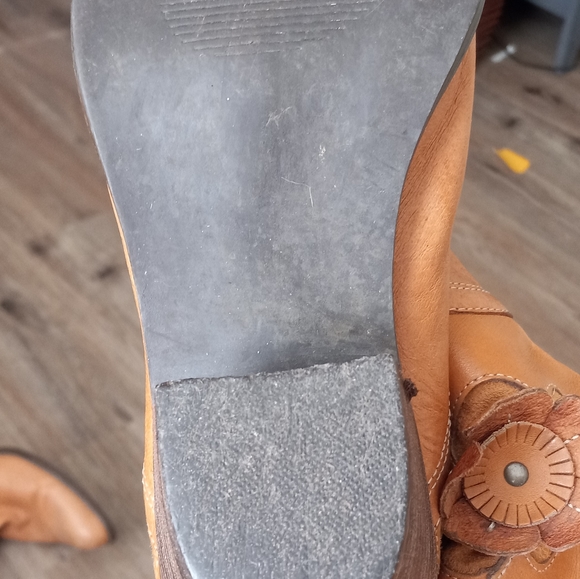 Beautiful Hand Crafted floral Western Boots - Picture 6 of 13